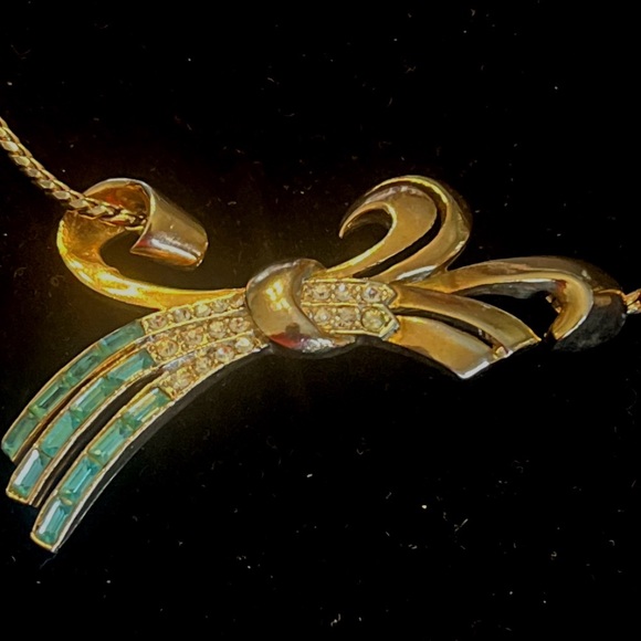 VintageElegant Gold Tone Choker Necklace with Teal Baguettes and Crystal Accents - Picture 9 of 9